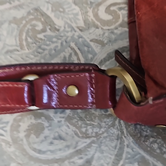 Darling red leather purse with beautiful brass details and a wide arm strap. - Picture 2 of 7